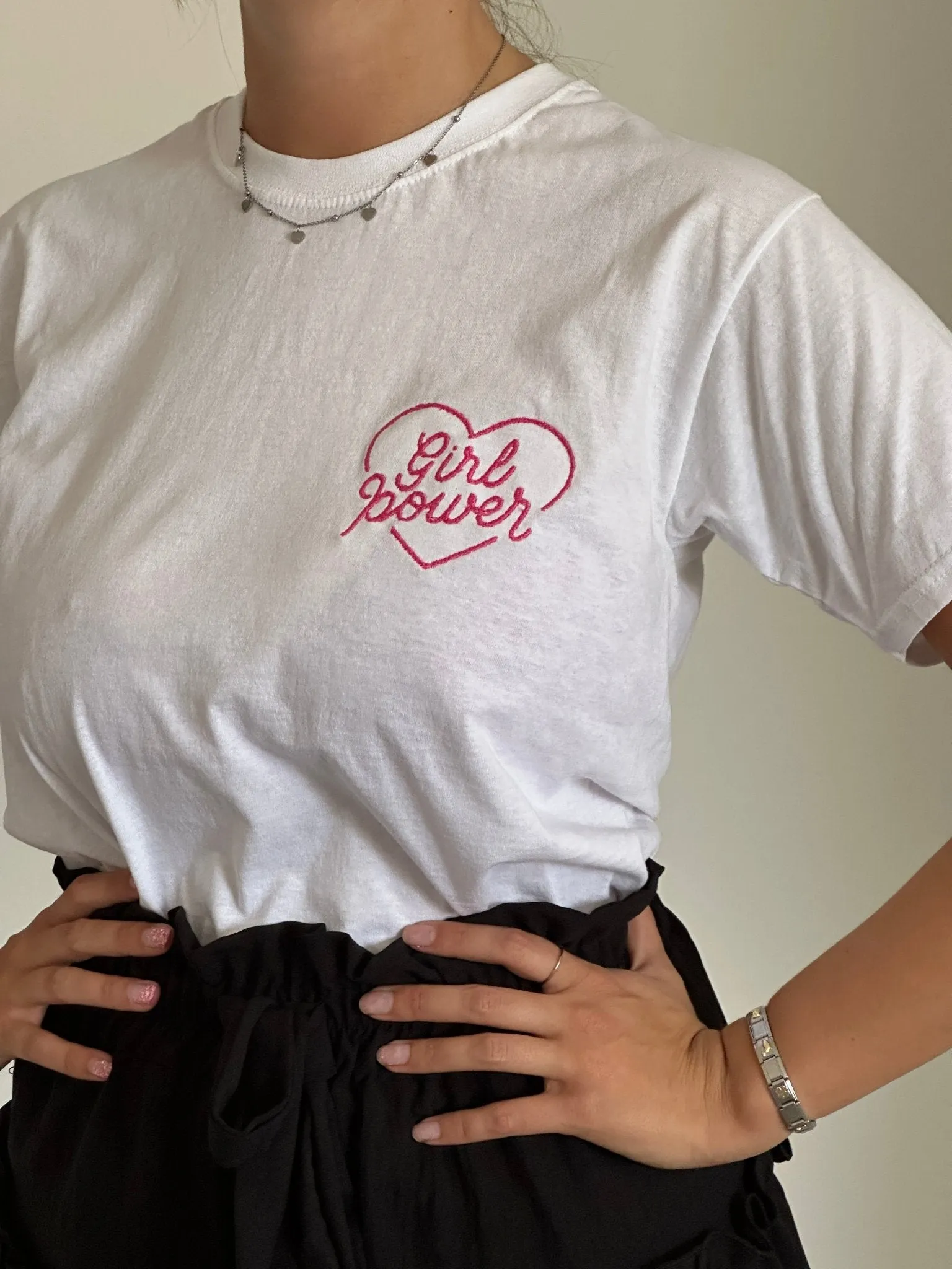 T-shirt bianca con ricamo Girl Power